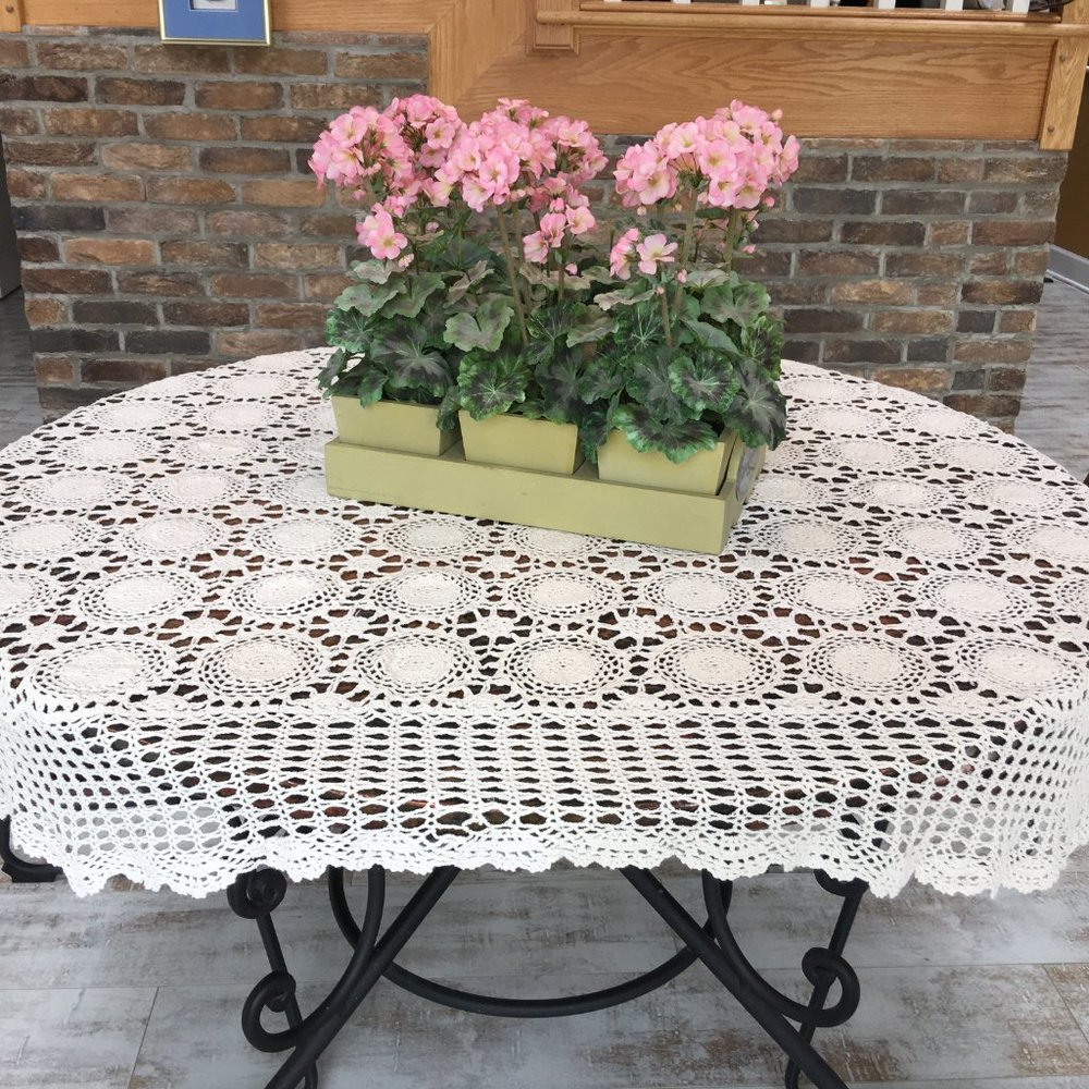 PRICE IS FIRM!  Gorgeous Vintage Oval Cream/Ivory Lace Tablecloth